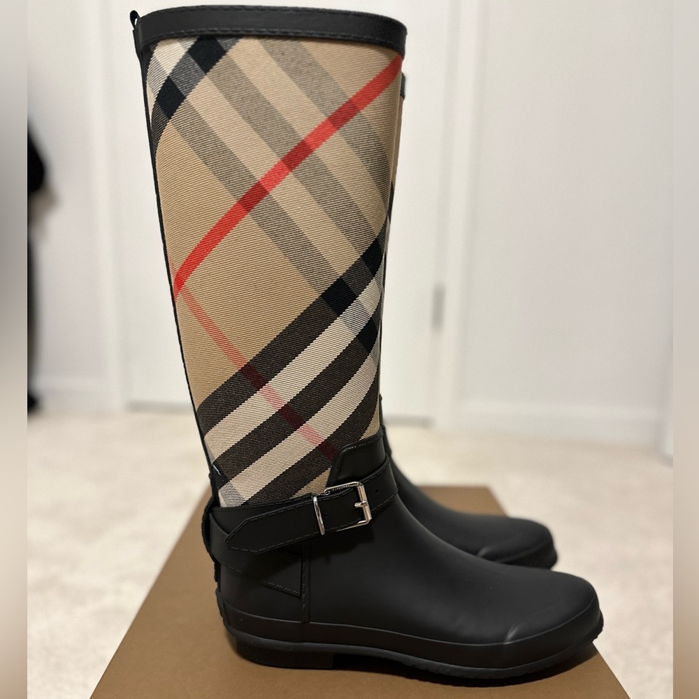 Burberry house check and rubber rainboots
